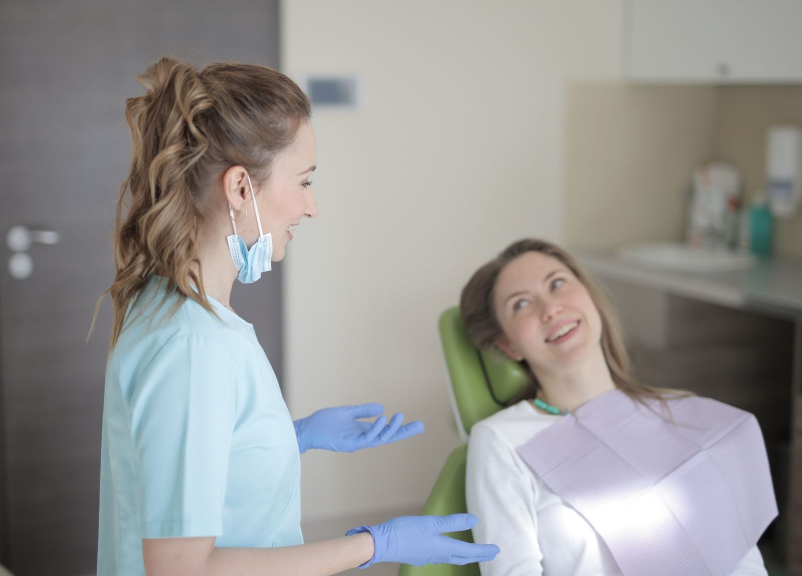 Consulta de una paciente en una oficina de cirugía oral
